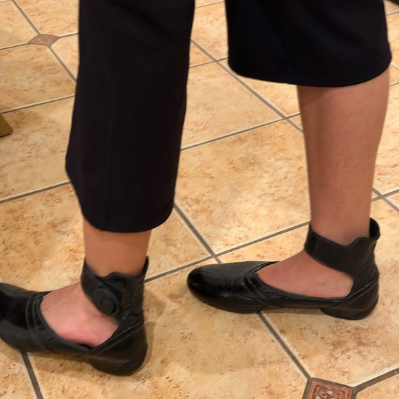 Pataugas European flats. Size 39 with ankle button strap and oversized button - Picture 10 of 11